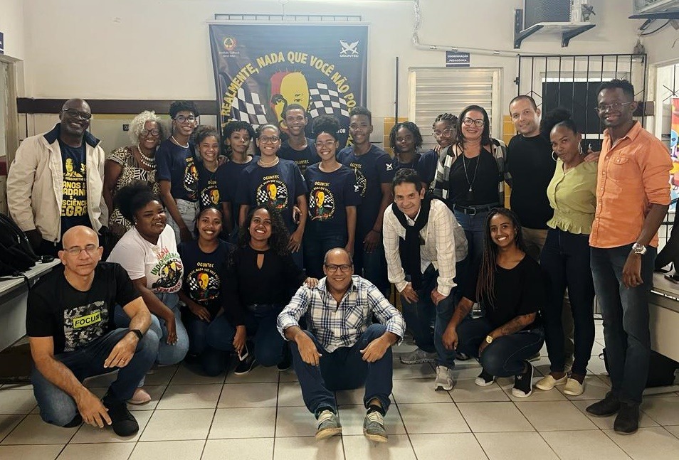 Equipe reunida no Colégio Estadual Francisco Pereira Franco, Itinga - Lauro  de Freitas. / Foto: Ascom Steve Biko